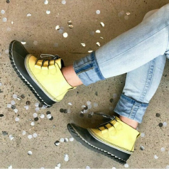 NWT Sorel Women's Winter Boots - Yellow and Black Waterproof - Picture 2 of 7
